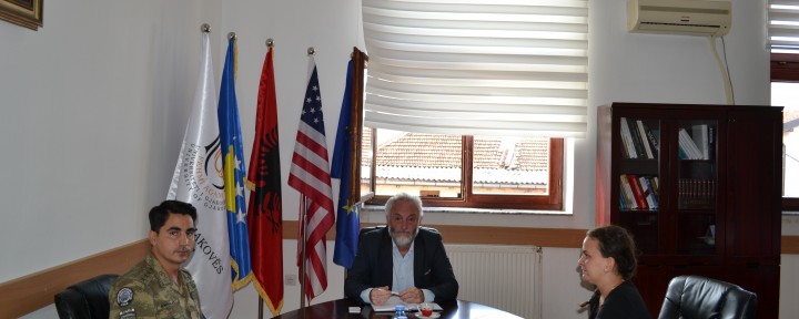 Vizitë e kapitenit të KFOR-it Turk në Universitetin e Gjakovës 